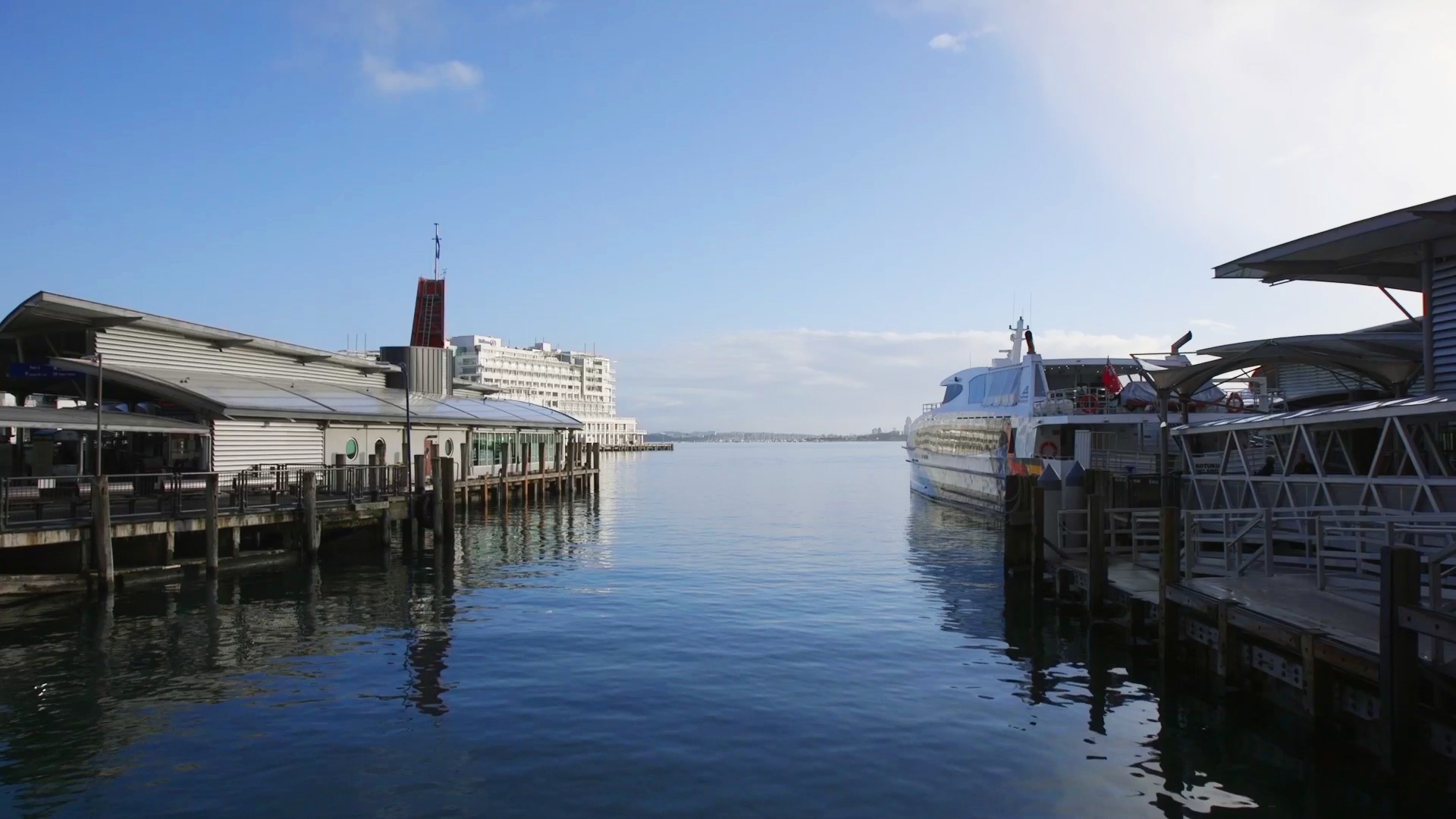 Boat at downtown_02.jpg