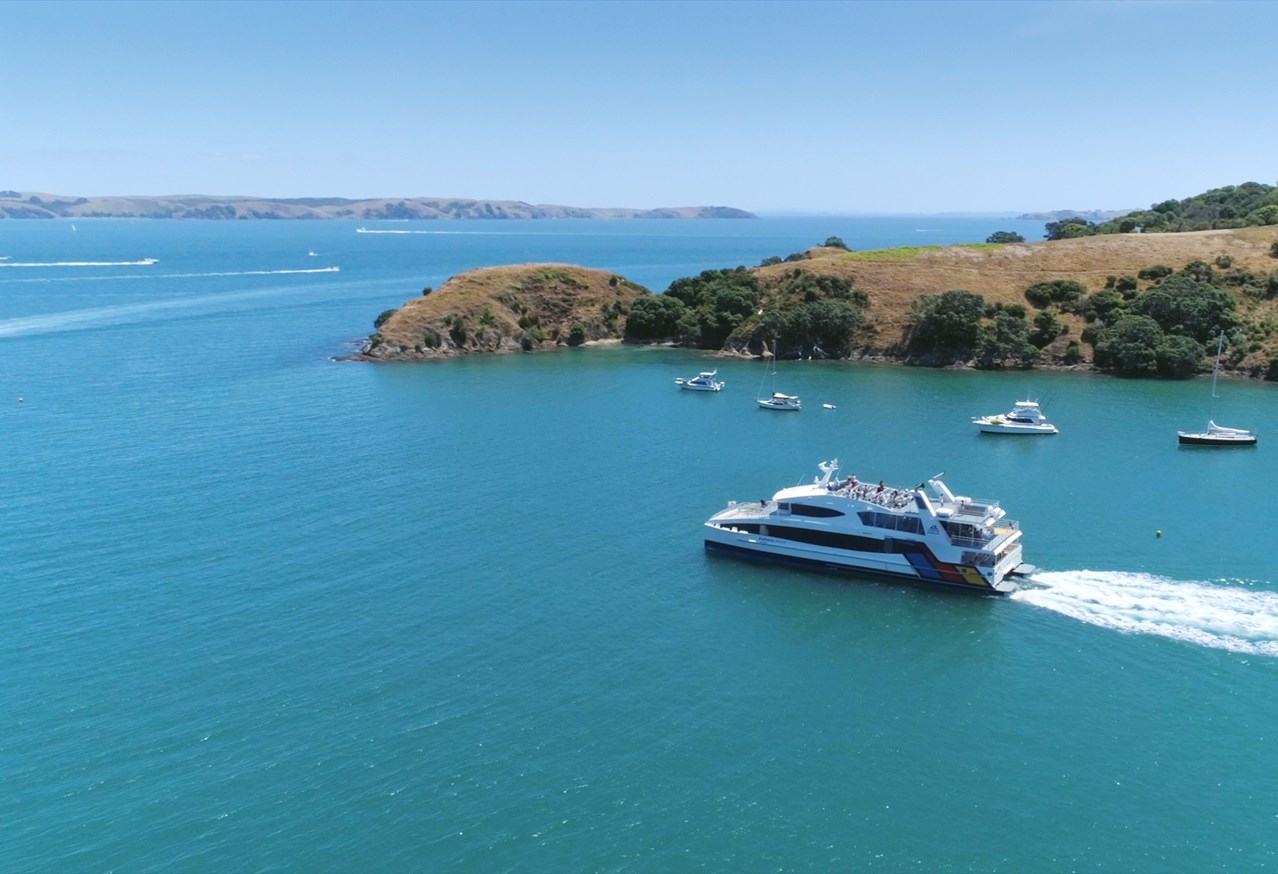 Fullesr360 ferry leaving matiatia.jpg