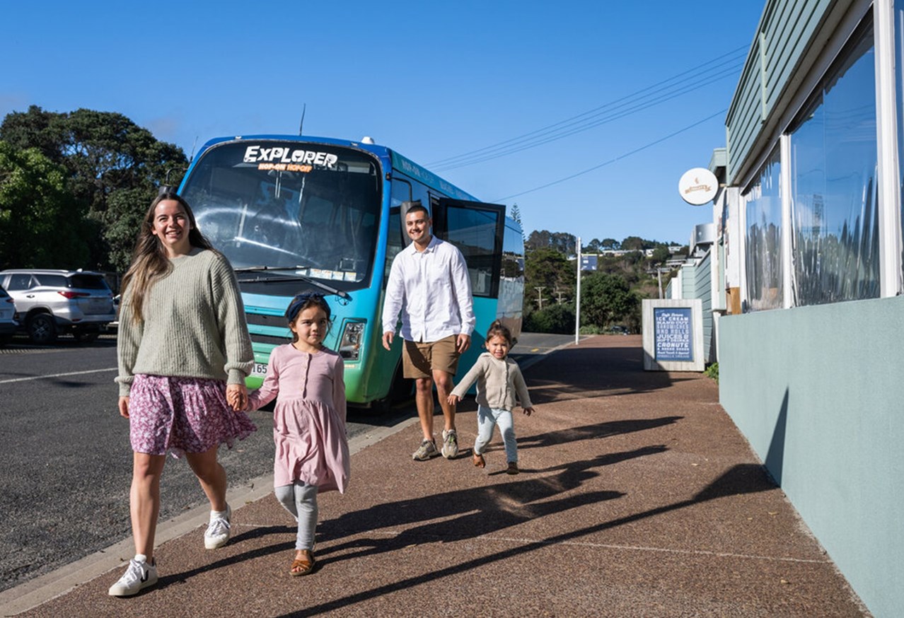 bus-to-ostend-market-waiheke.jpg