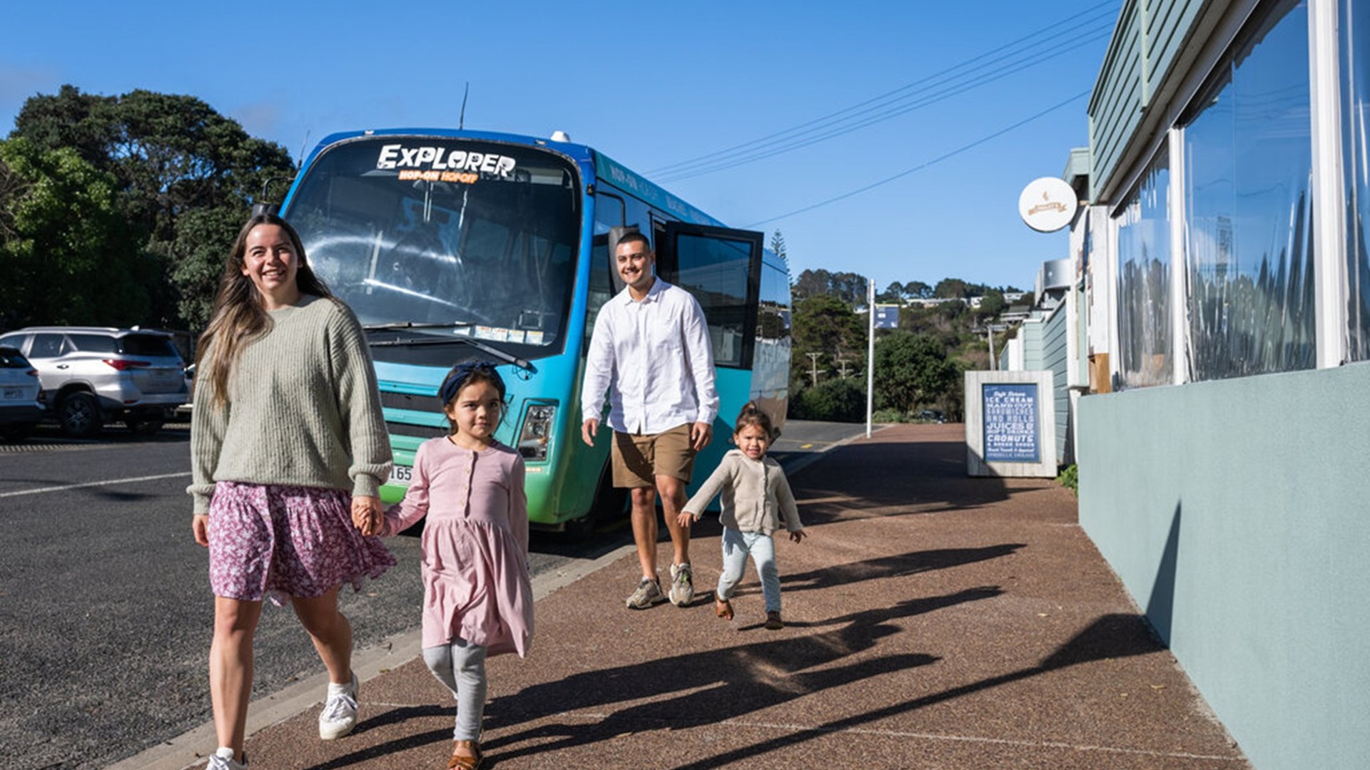 bus-to-ostend-market-waiheke.jpg